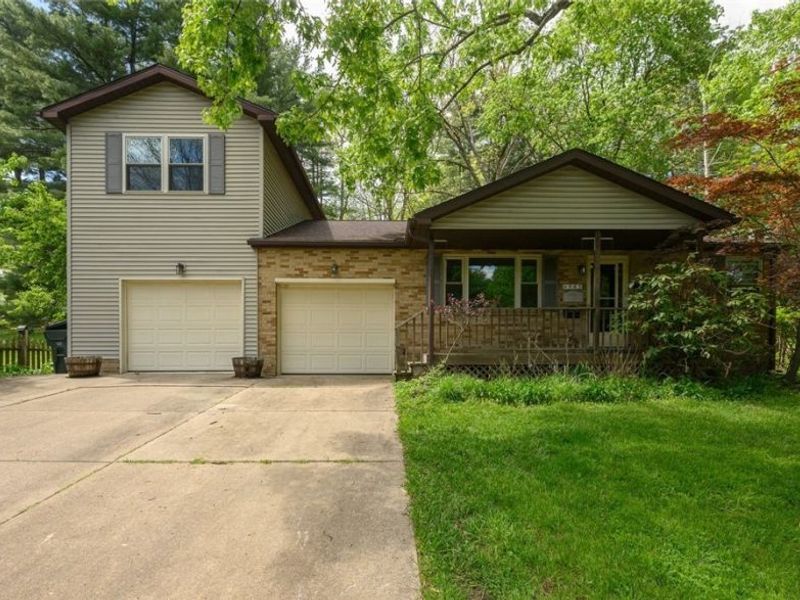 905 Pineview Avenue SE, North Canton, OH 44720 Photo 2