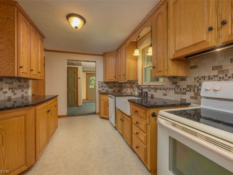 905 Pineview Avenue SE, North Canton, OH 44720 Photo 5