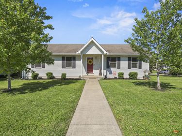 913 North Meadowhill Road, Paris, KY 40361