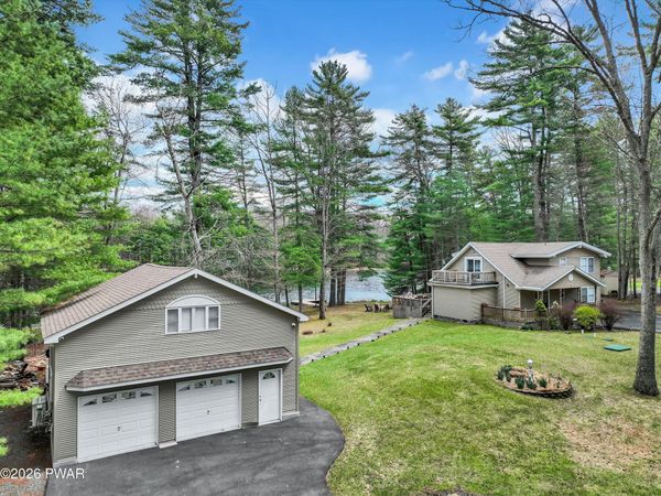 135 Hemlock Point Court , Hawley, PA 18428
