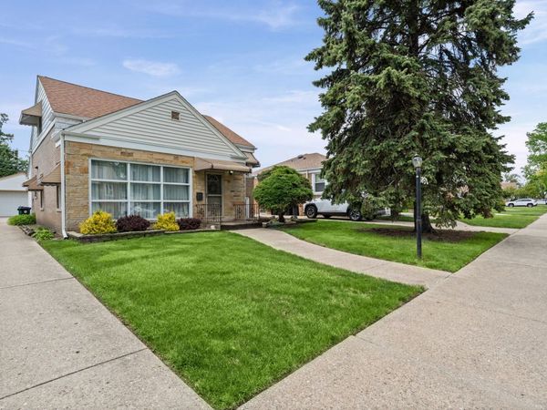 1852 Suffolk Avenue , Westchester, IL 60154