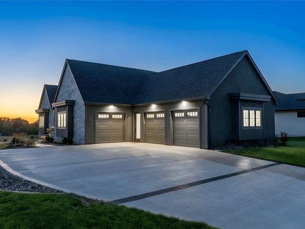 4735 Centennial Boulevard, Urbandale, IA 50323