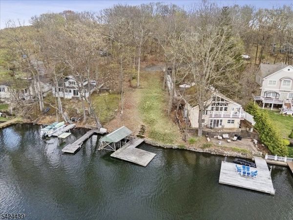 8 Oneida Ave, Hopatcong, NJ 07843