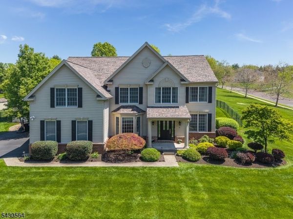 9 Hawk Dr, Raritan, NJ 08551