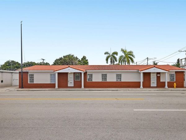 1888 NW 7th St , Miami, FL 33125