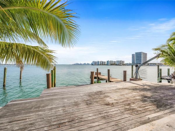 1920 Bay Dr , Miami Beach, FL 33141