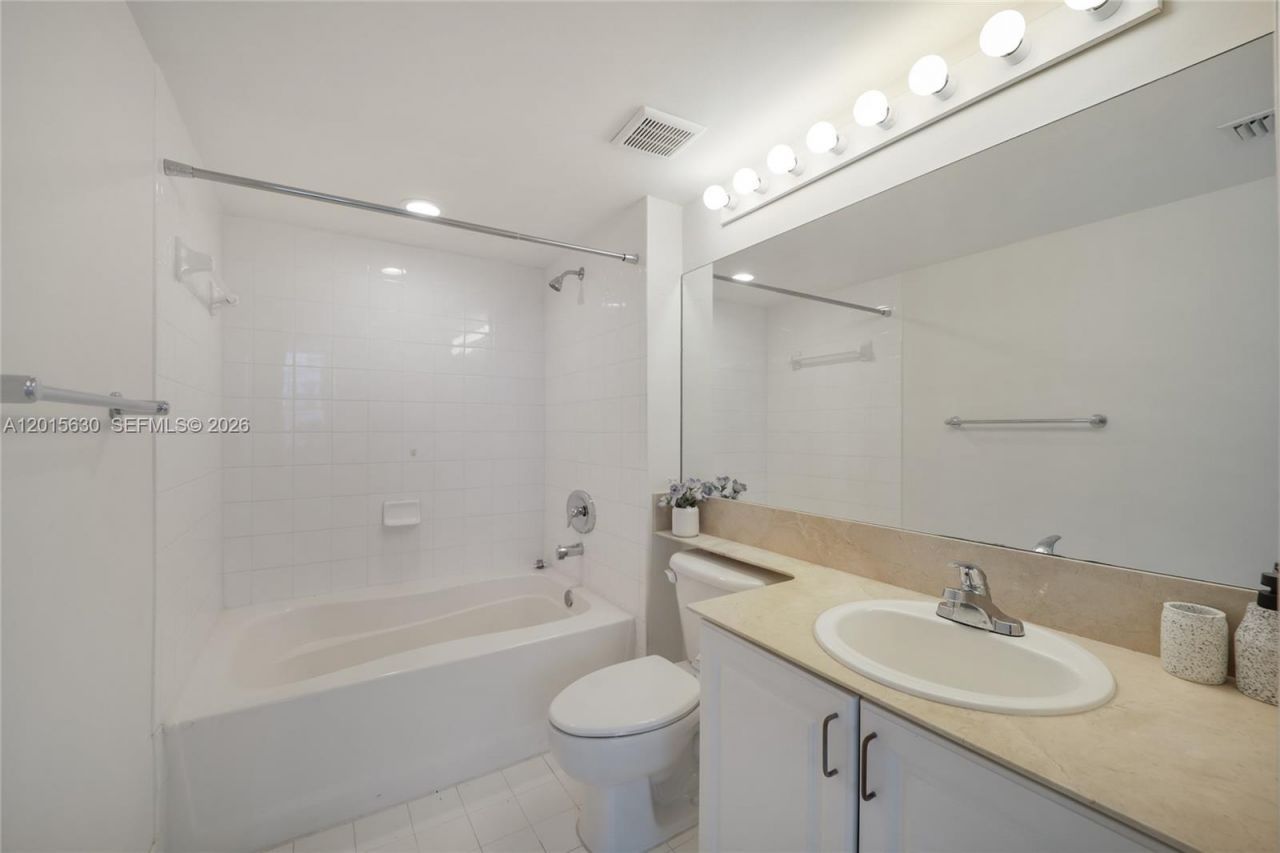 1155 Brickell Bay Dr , Unit 1602, Miami, FL 33131 Photo