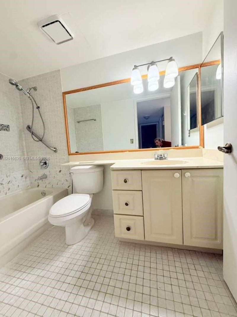 445 W Park Dr, Unit 106-4, Miami, FL 33172 Photo