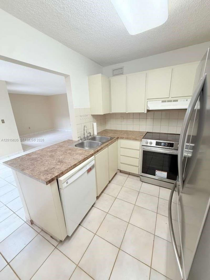 445 W Park Dr, Unit 106-4, Miami, FL 33172 Photo