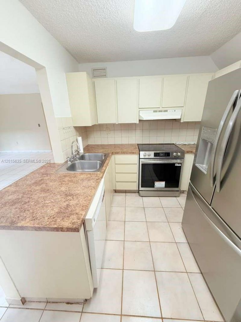 445 W Park Dr, Unit 106-4, Miami, FL 33172 Photo