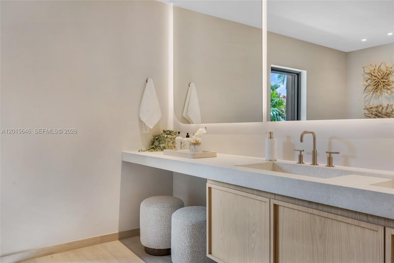 72 W Shore Dr W, Miami, FL 33133 Photo