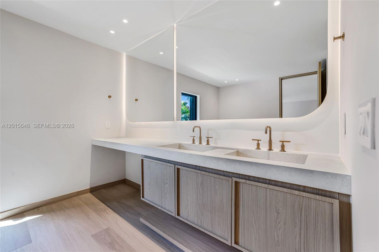 72 W Shore Dr W, Miami, FL 33133 Photo
