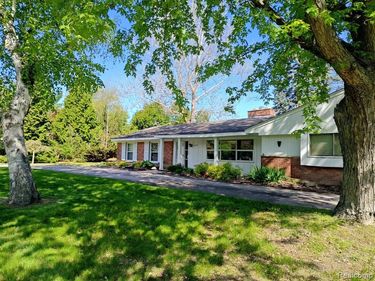 4044 Country Club Drive, Bloomfield Hills, MI 48301
