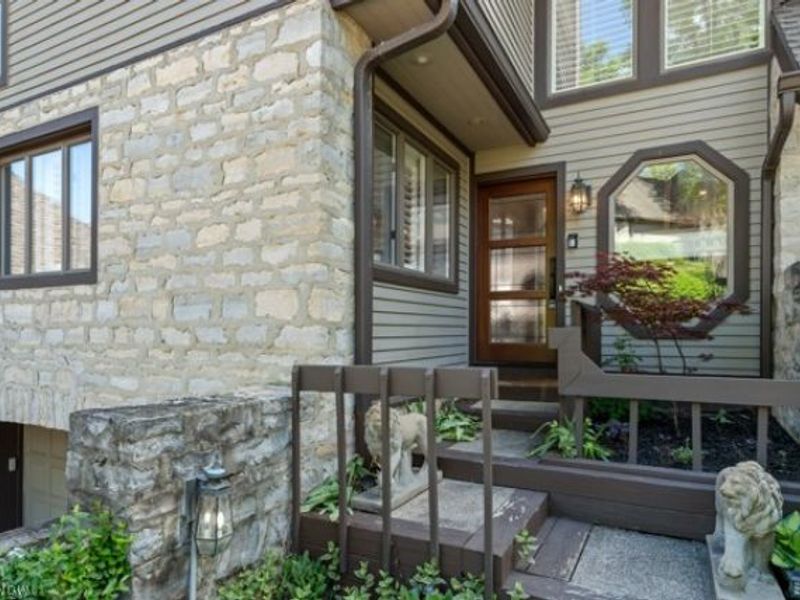 410 Darbys Run, Bay Village, OH 44140 Photo 2