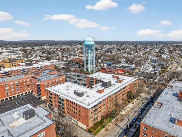 100 Clinton Avenue , Unit 4R, Mineola, NY 11501