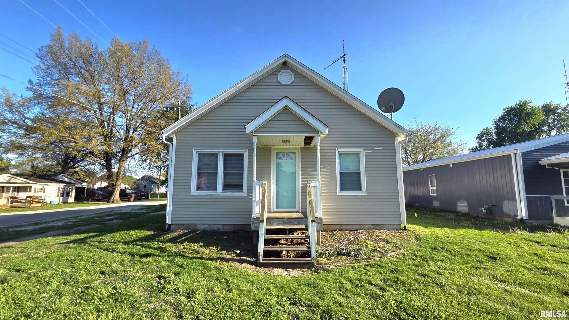 114 E Ebony Street, Thayer, IL 62689 Main Photo
