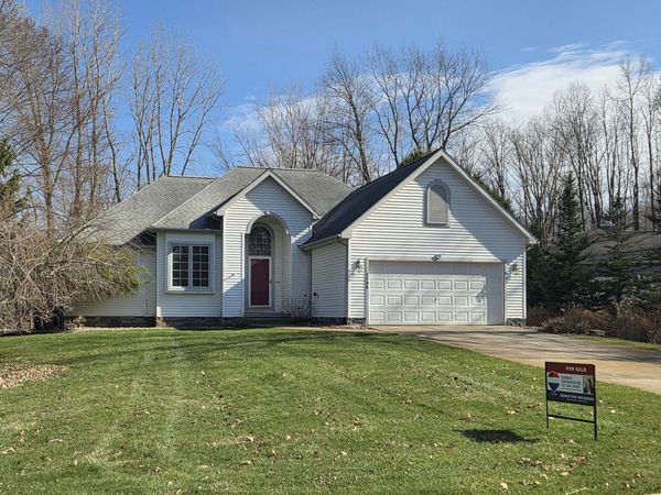 2205 Lake Wood Drive, Jackson, MI 49203