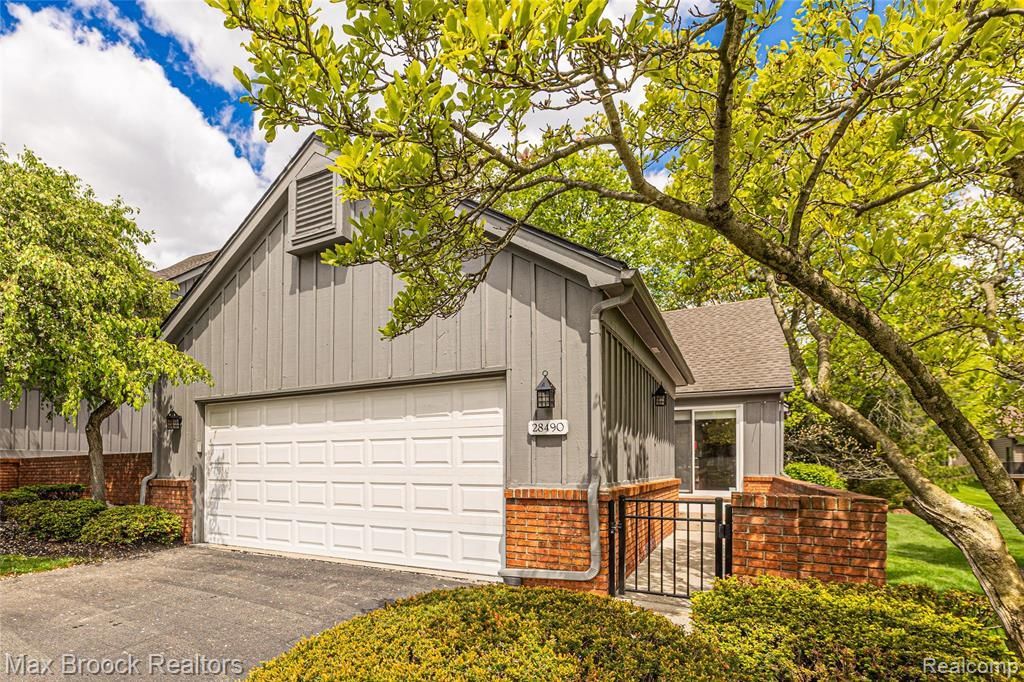 28490 Venice Circle, Farmington Hills, MI 48334 Main Photo
