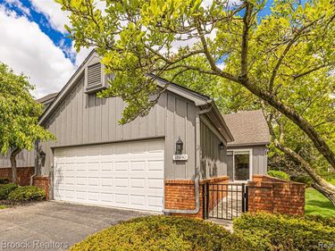 28490 Venice Circle, Farmington Hills, MI 48334