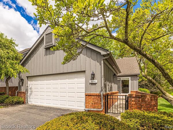 28490 Venice Circle, Farmington Hills, MI 48334