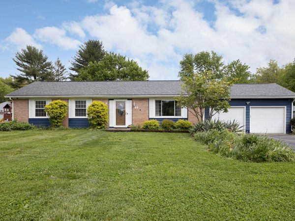 47 E Lynnwood Drive , Hebron, OH 43025