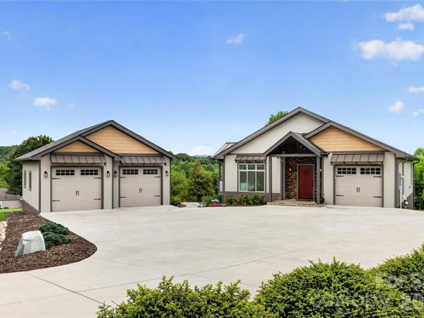 141 Round Top Circle, Mills River, NC 28759