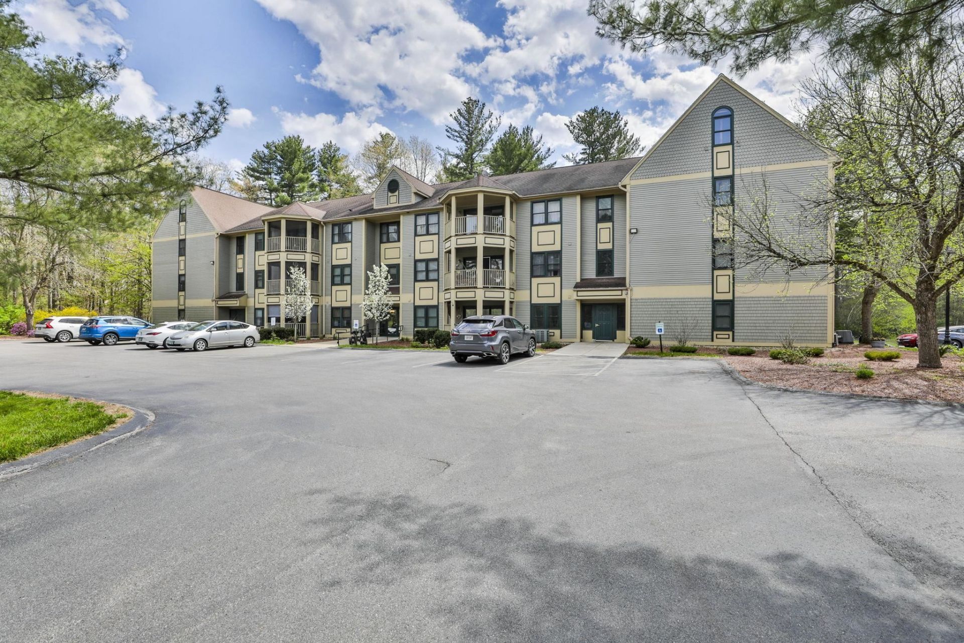 6 Mayfair Lane, Unit 201, Nashua, NH 03063 Main Photo