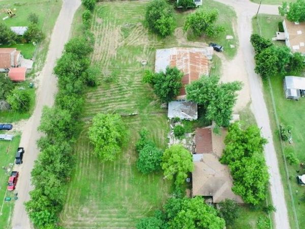 305 Yale ST, Cameron, TX 76520