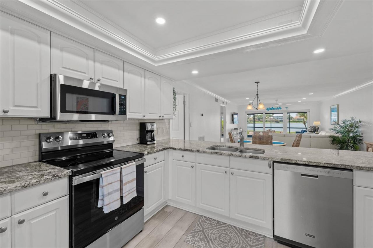 4740 Brittany Drive S, Unit 31, Saint Petersburg, FL 33715 Photo