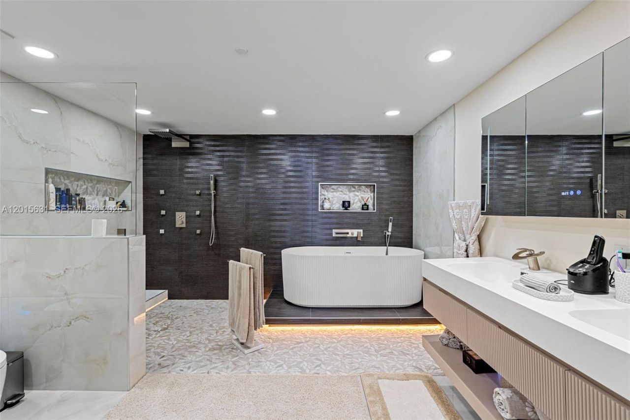 465 Brickell Ave , Unit 3301, Miami, FL 33131 Photo