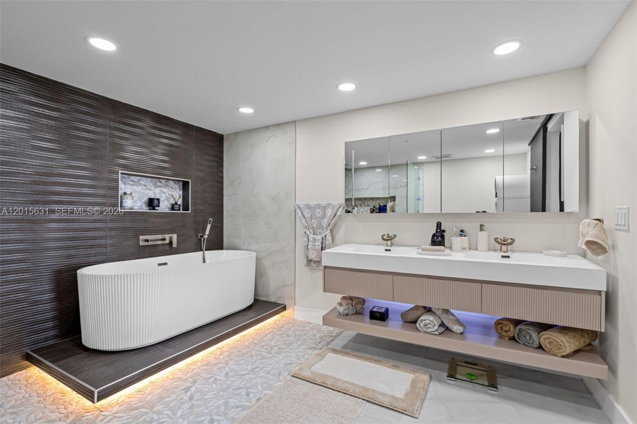 465 Brickell Ave , Unit 3301, Miami, FL 33131 Photo