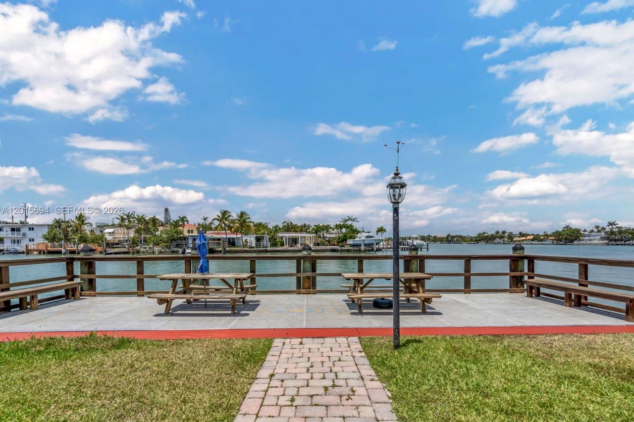 8550 Byron Ave, Unit 2G, Miami Beach, FL 33141 Photo