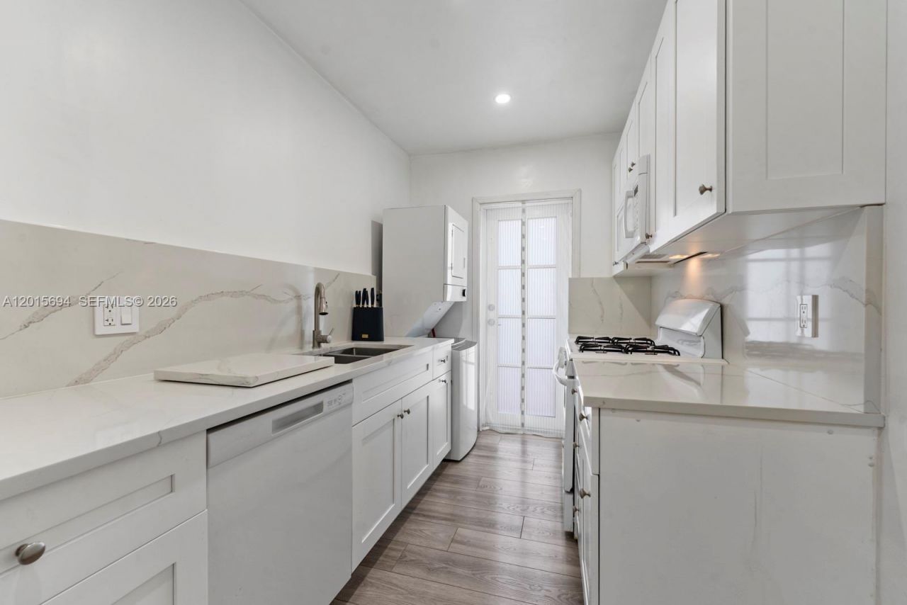 8550 Byron Ave, Unit 2G, Miami Beach, FL 33141 Photo