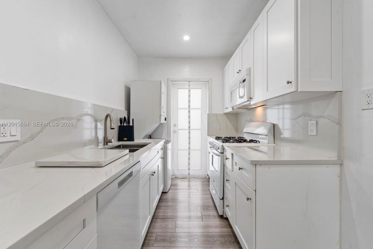8550 Byron Ave, Unit 2G, Miami Beach, FL 33141 Photo