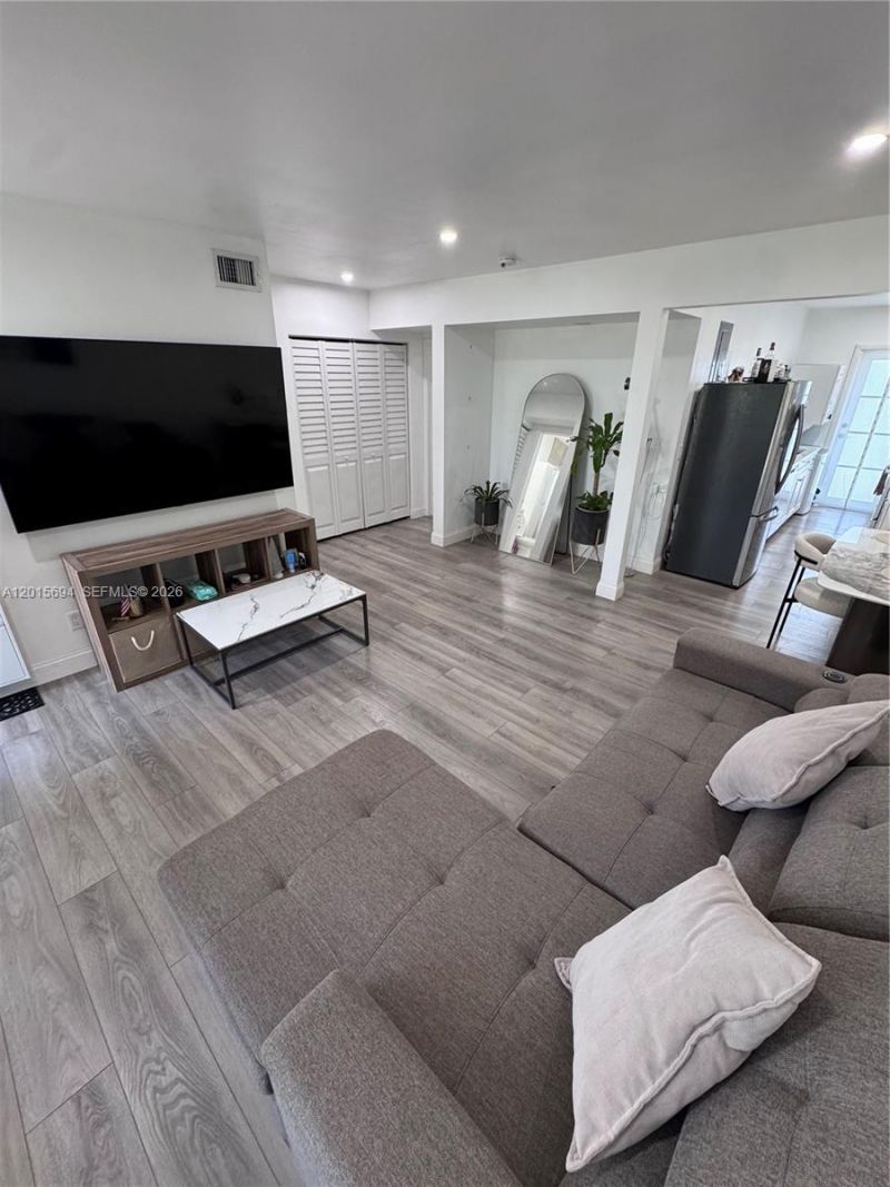 8550 Byron Ave, Unit 2G, Miami Beach, FL 33141 Photo