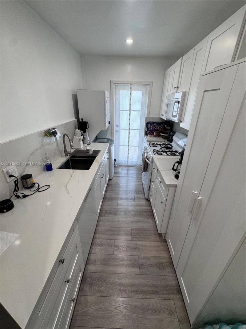 8550 Byron Ave, Unit 2G, Miami Beach, FL 33141 Photo
