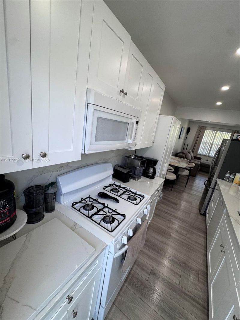 8550 Byron Ave, Unit 2G, Miami Beach, FL 33141 Photo