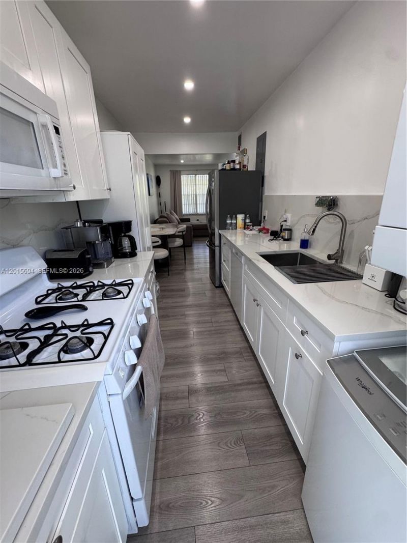 8550 Byron Ave, Unit 2G, Miami Beach, FL 33141 Photo