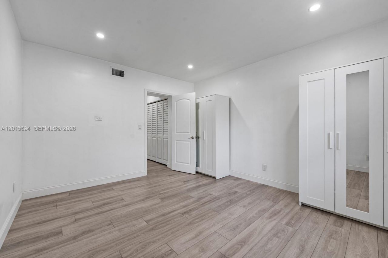 8550 Byron Ave, Unit 2G, Miami Beach, FL 33141 Photo