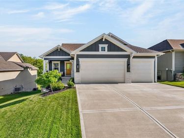 8695 NW 74th Street, Kansas City, MO 64152