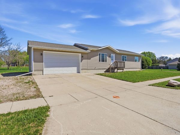 120 E Center Ave, Lennox, SD 57039
