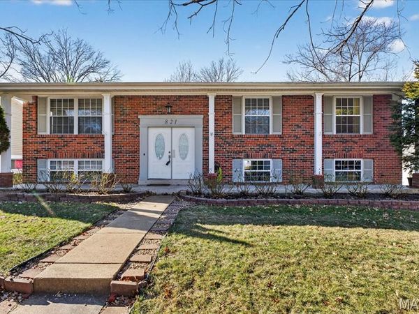 821 Courtland Place , Manchester, MO 63021