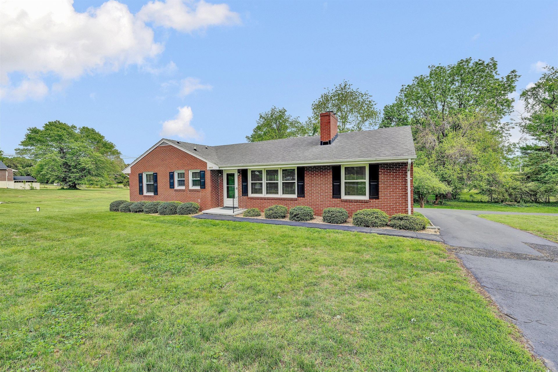 6915 Tinkerdale Rd, Roanoke, VA 24019 Main Photo