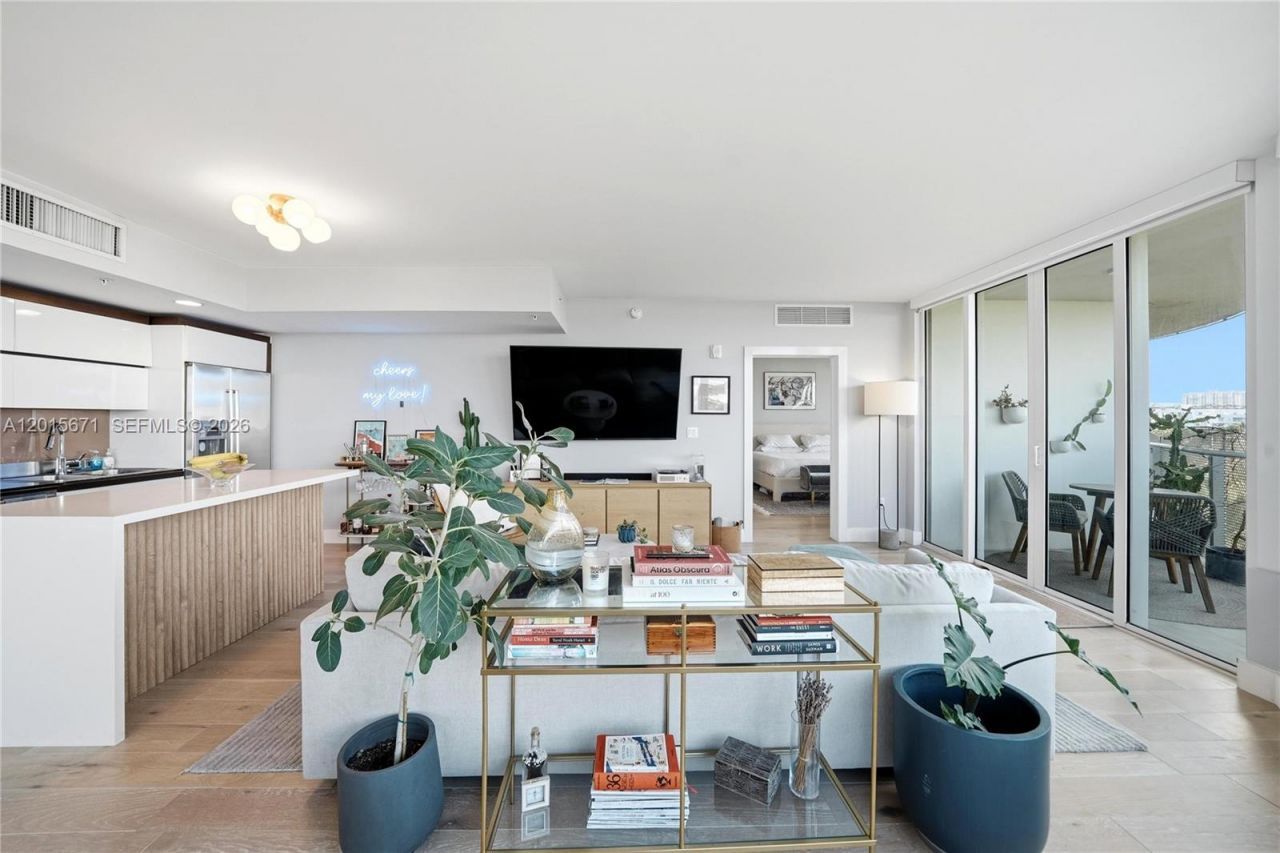 2155 Washington Ct, Unit 507, Miami Beach, FL 33139 Photo