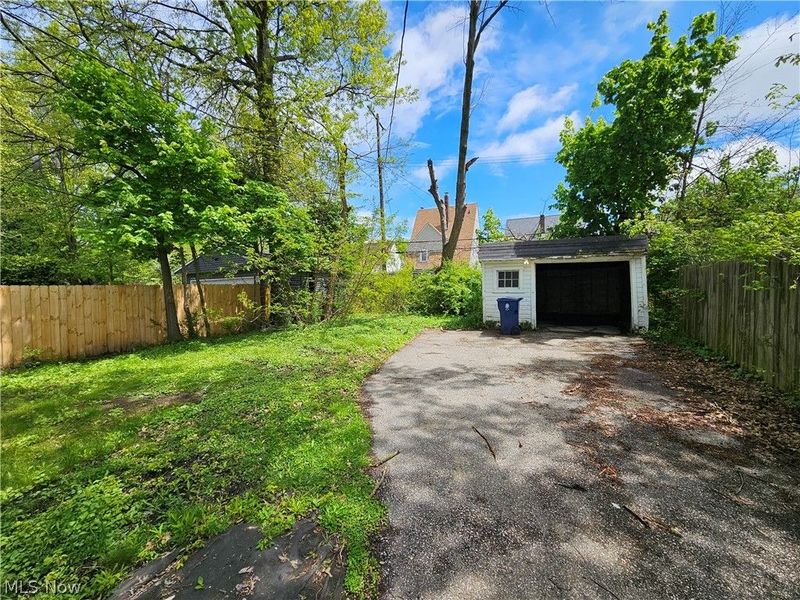 931 Yellowstone Road, Cleveland, OH 44121 Photo 4