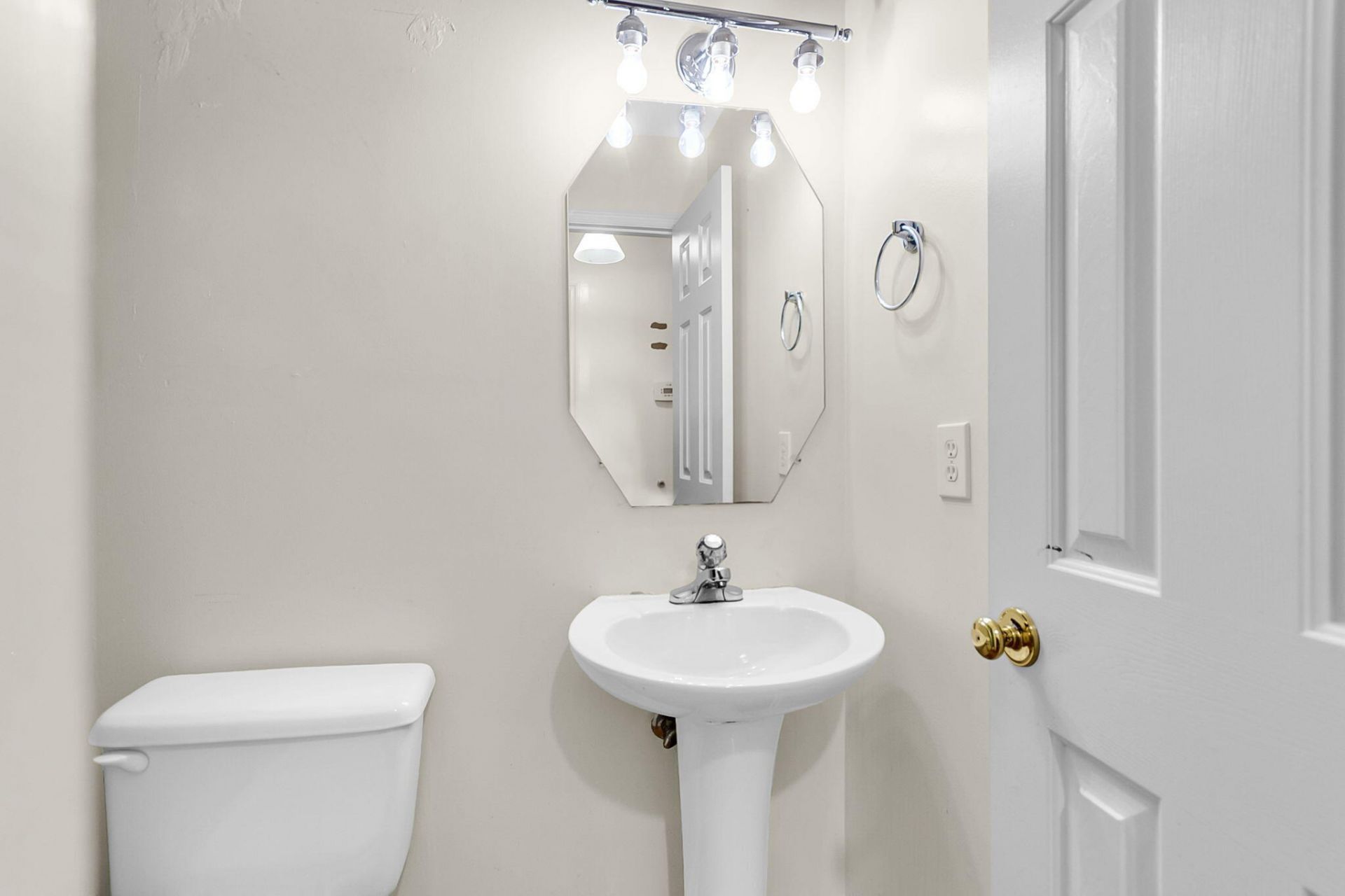 109 Hulton Lane Photo 10