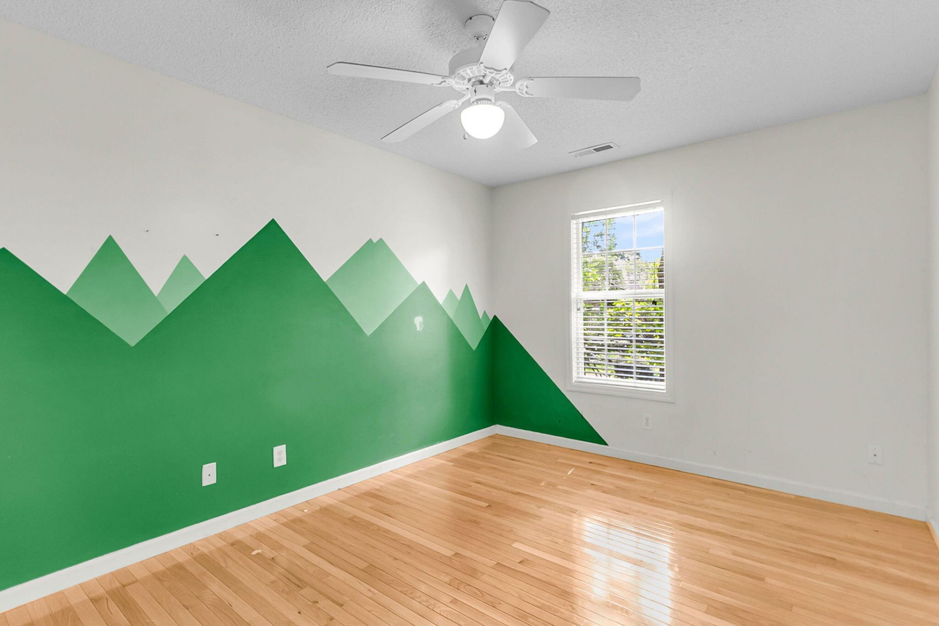 109 Hulton Lane Photo 32