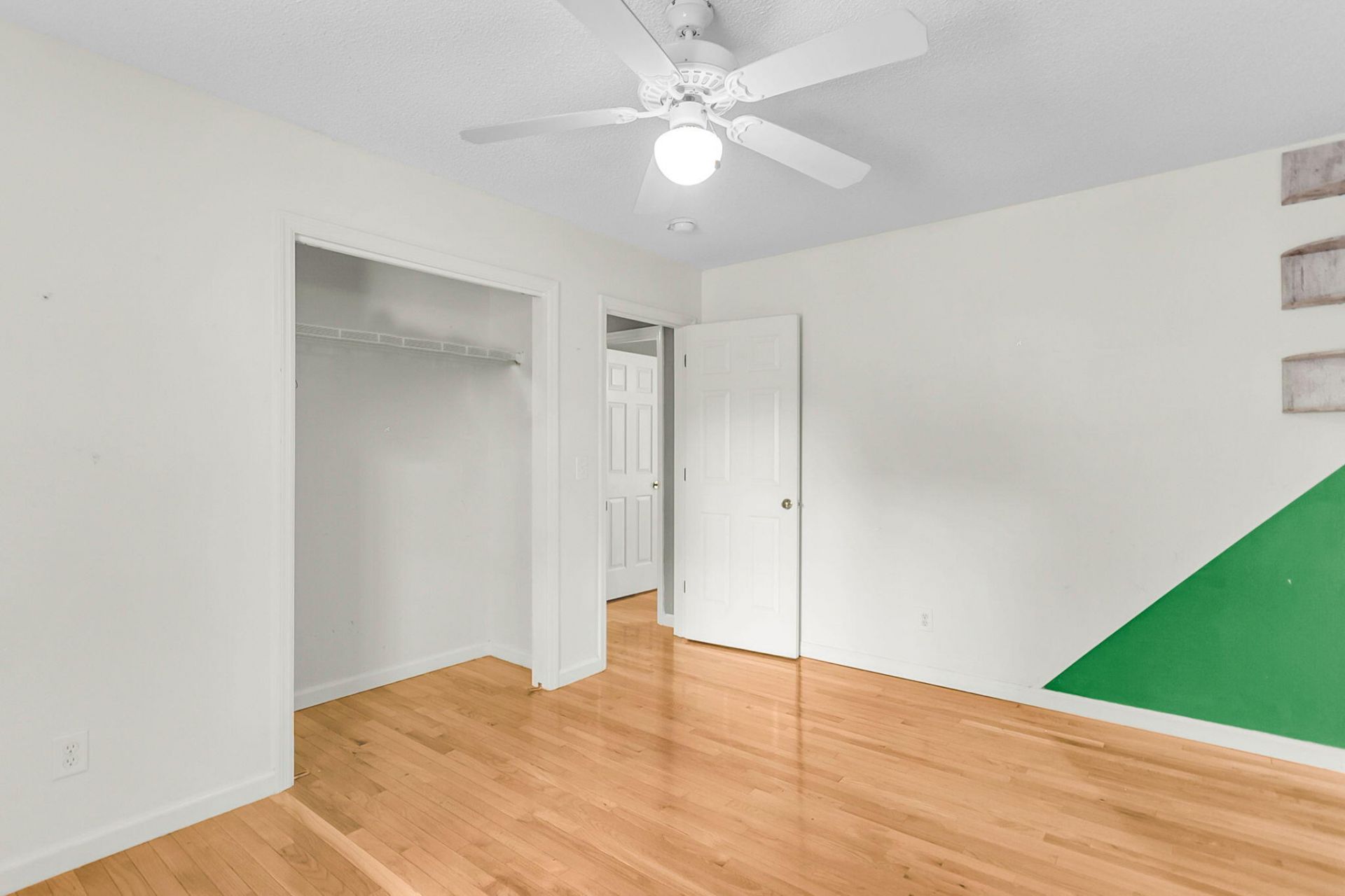 109 Hulton Lane Photo 33
