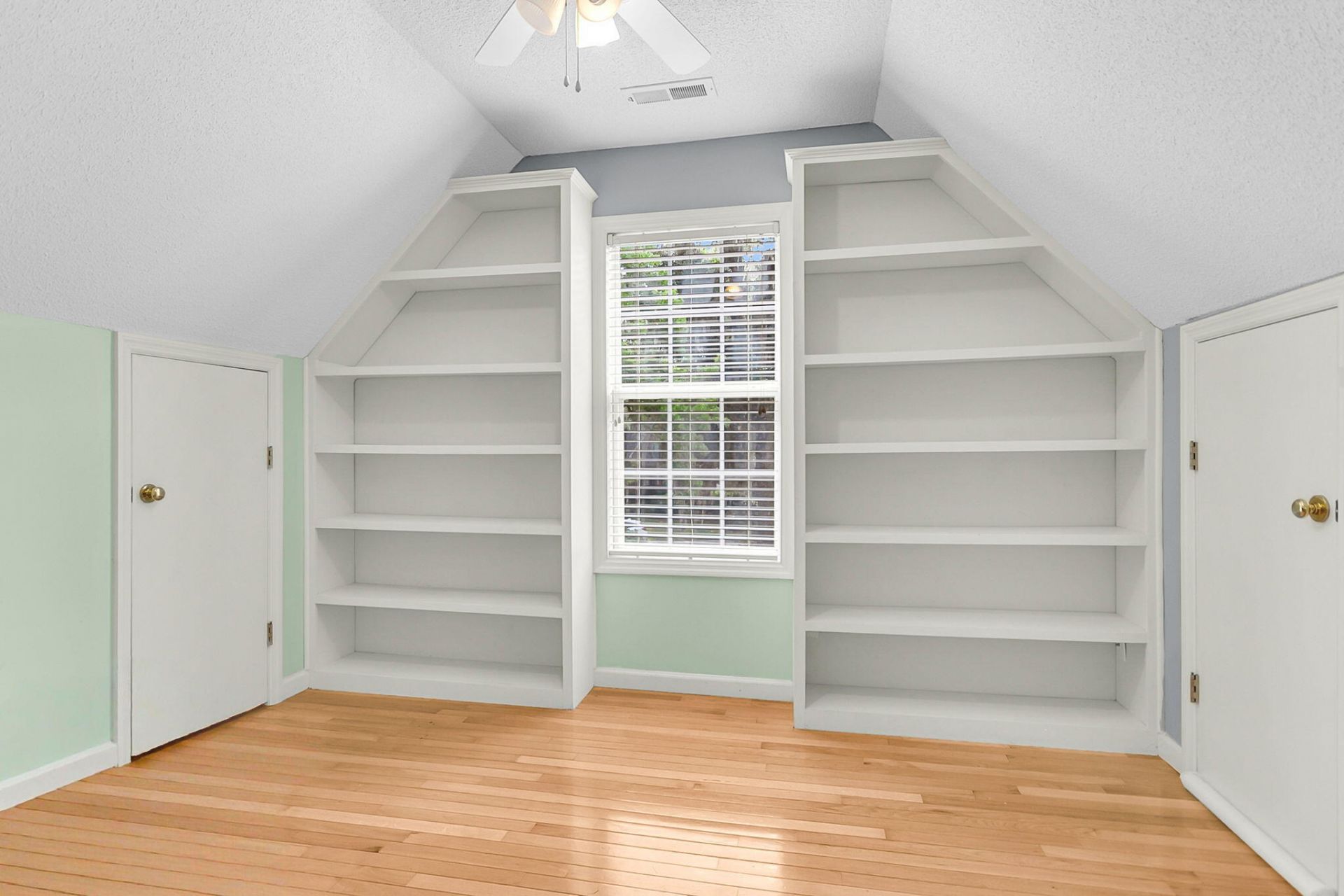 109 Hulton Lane Photo 41