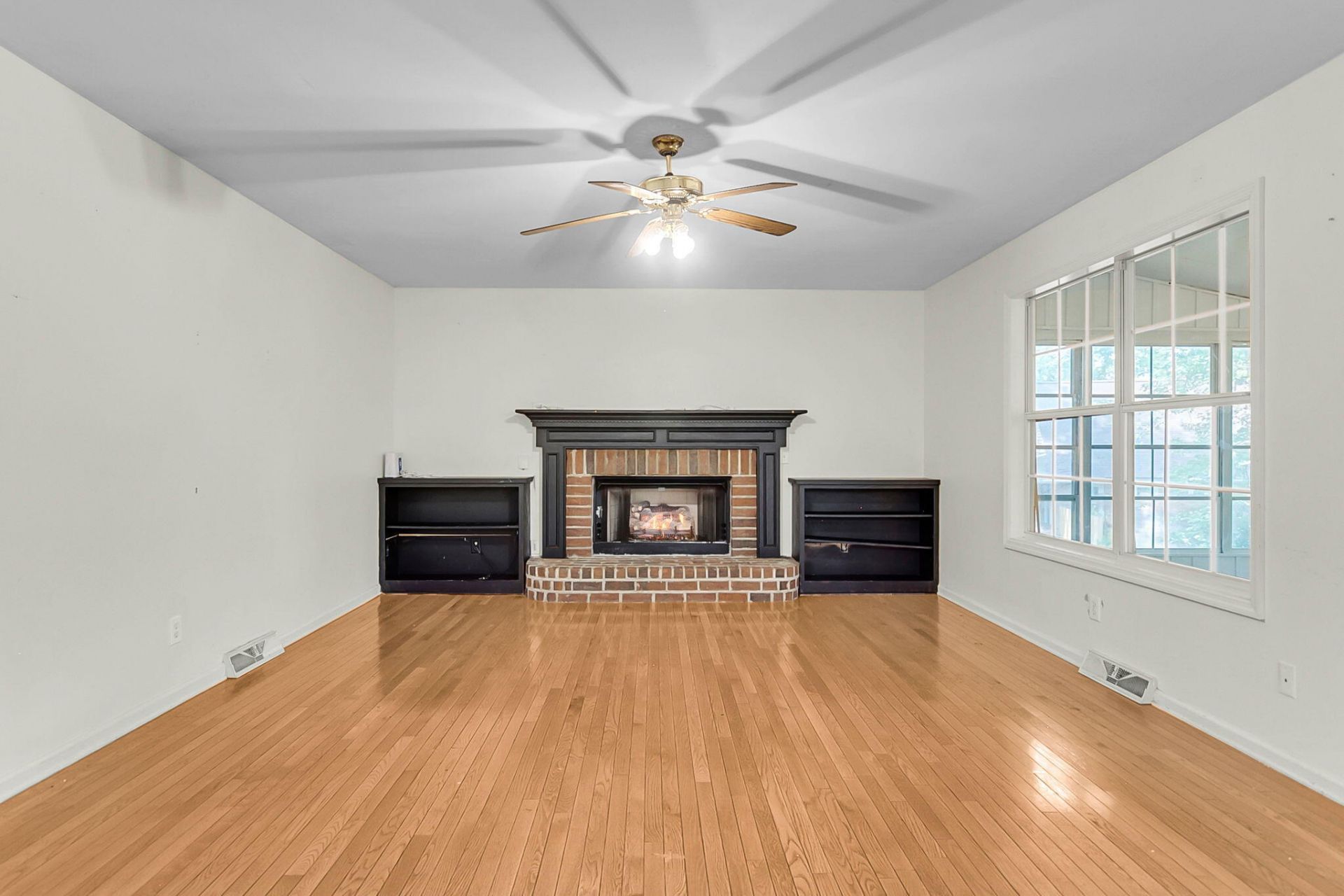 109 Hulton Lane Photo 5
